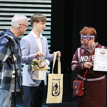 Вручают награду А. Рытхэу, Н. Савонов Мостовой А.И. на закрытии XYII литературного конкурса имени Ю. С. Рытхэу 9 марта 2025 года