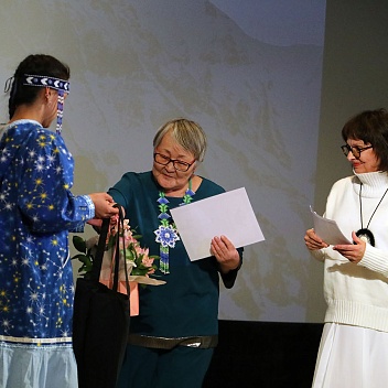 Терлецкая Т.А. получает диплом за II место в номинации «Проза». Фото Сергея Терещенко