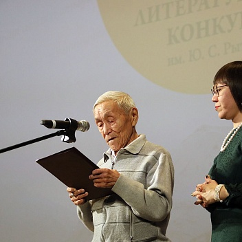 Выступают члены жюри М.Д. Садовская и Г.И. Ранаврольтын. Фото Сергея Терещенко