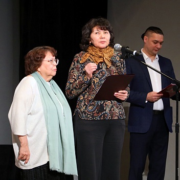 Отке Е.П. и Леонова В.Г. вручает дипломы в номинации «Поэзия». Фото Сергея Терещенко