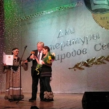 Вручение Гран-при победителю конкурса 2010 года Самире Асадовой на церемонии закрытия.