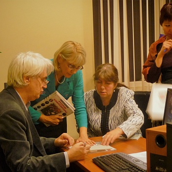 Председатель жюри конкурса писатель Борис Евсеев на встрече с работниками публичной библиотеки имю В.Г. Тан-Богораза