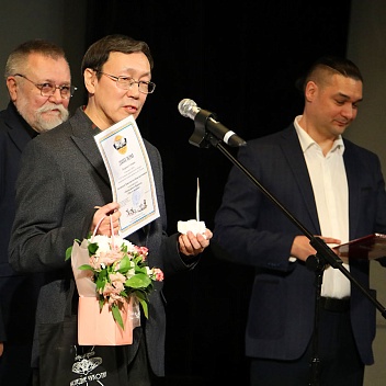 Уяганский К.К. получает димплом за I место в номинации «Проза». Фото Сергея Терещенко