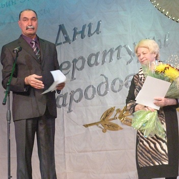 Член жюри конкурса поэт Андрей новков вручает премию лауреата в номинации поэзия Кирьяк-Диковой Маргарите Александровне