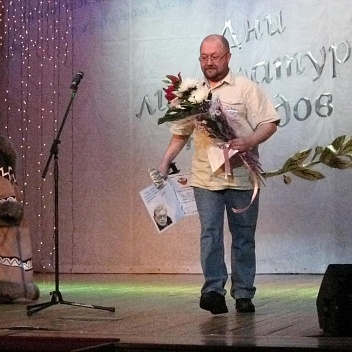 На церемонии закрытия победитель в номинации публицистика Анатолий Кочнев.