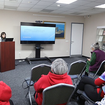 Лекцию о современной литературе проводит писательница Забарова С.В.Фото Сергея Терещенко