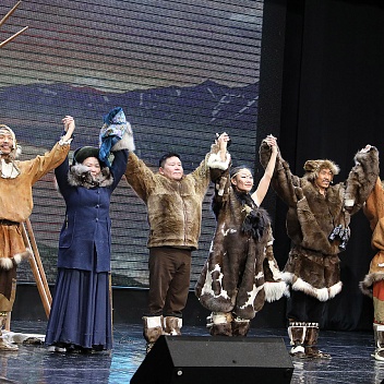 Ансамбль «Эргырон» показывает эпизод пьесы по роману Юрия Рытхэу. Фото Сергея Терещенко